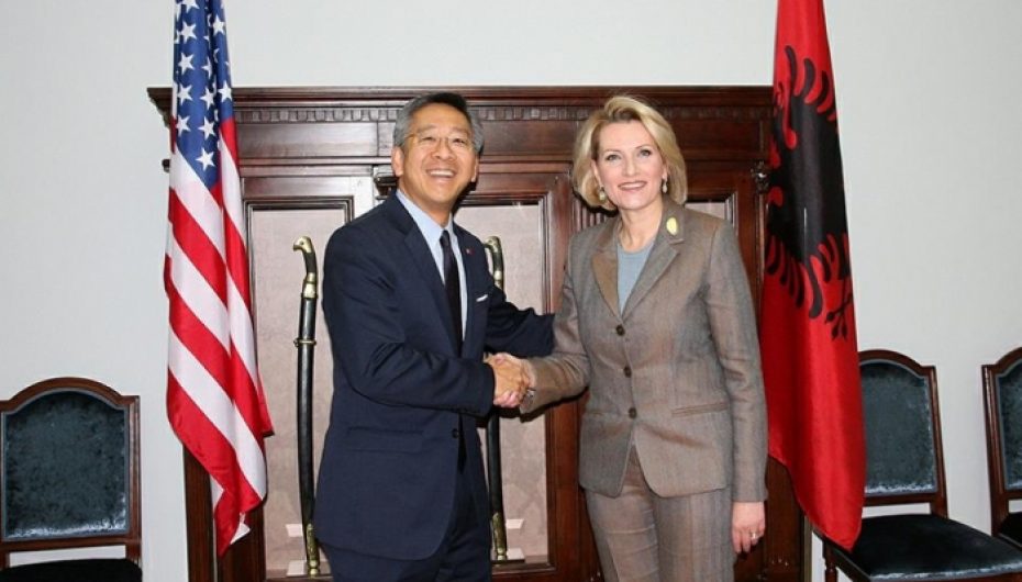 Rama vazhdon traditën me femrat, letrat e papritura të Ambasadorit Lu për ministret