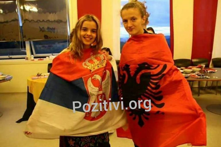 Flamuri serb dhe shqiptar bëhen bashkë, shikoni kush e sheshoi “luftën” mes 2 vendeve