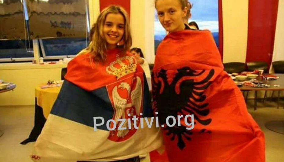 Flamuri serb dhe shqiptar bëhen bashkë, shikoni kush e sheshoi “luftën” mes 2 vendeve