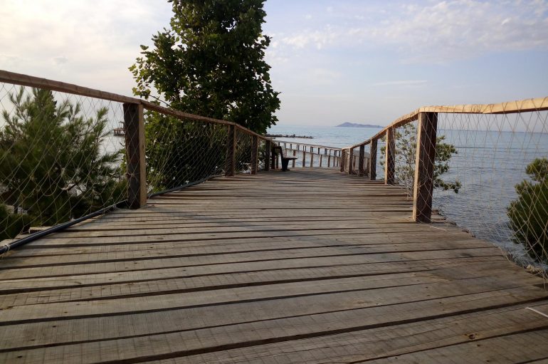 Zbulohet ishulli në Kavajë që po “çmend” të huajt, zonë e ndaluar për shqiptarët