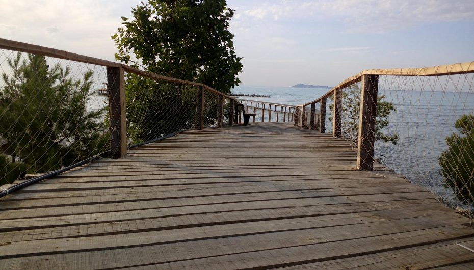 Zbulohet ishulli në Kavajë që po “çmend” të huajt, zonë e ndaluar për shqiptarët