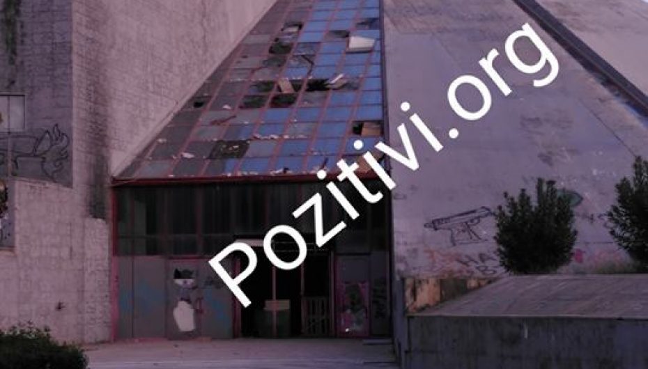 Piramida e Tiranës “shembet” nga qytetarët