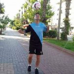 Ecje prapa duke zhongluar me top në kokë