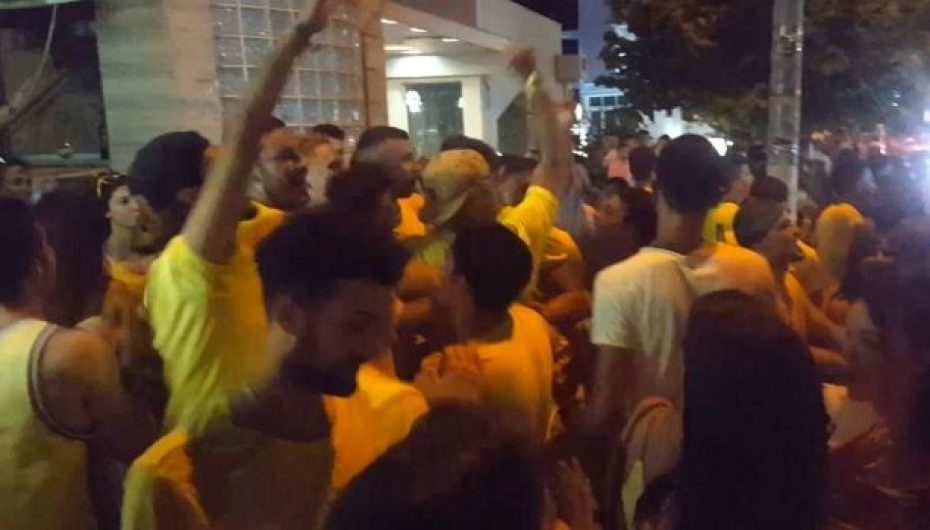 Italianët “pushtojnë” Sarandën