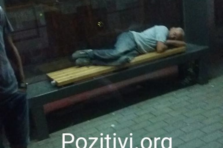 Një i pastrehë në “shtëpi”