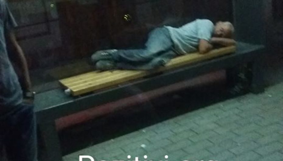 Një i pastrehë në “shtëpi”