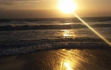 Një pasdite ndryshe në plazh, dallgë, përmbytje, psherëtima, errësirë si në shekullin e xixave (VIDEO)