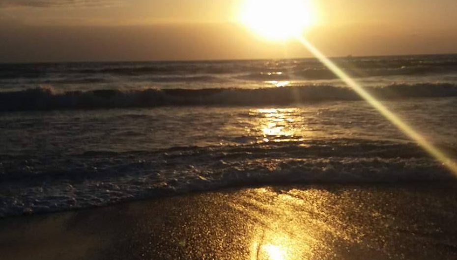 Një pasdite ndryshe në plazh, dallgë, përmbytje, psherëtima, errësirë si në shekullin e xixave (VIDEO)