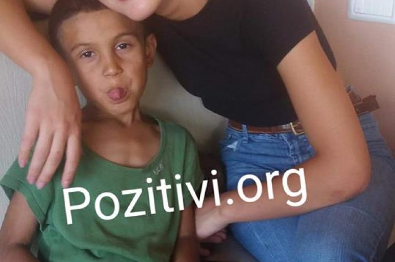 Rrëfim që të këput shpirtin/ Ejona nuk dëgjon as flet, do të birësojë Ardin e vogël, studjon pikturë aty ku askush s’e kupton….