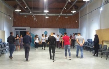 Të rinjtë e “djegin” me tango në qendrën Rinore të Tiranës