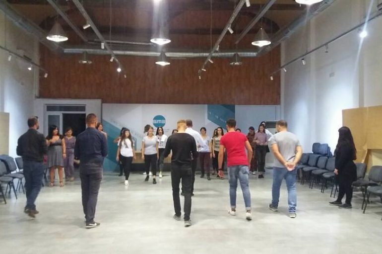 Të rinjtë e “djegin” me tango në qendrën Rinore të Tiranës