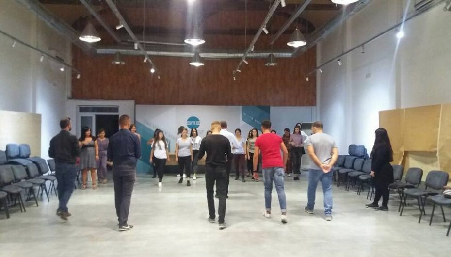 Të rinjtë e “djegin” me tango në qendrën Rinore të Tiranës