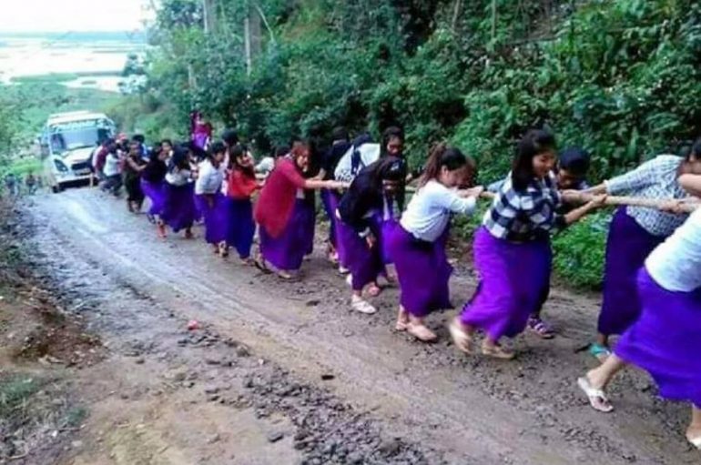 Nxënëset që tërheqin autobusin e shkollës në baltë frymëzojnë të tjerët në botë
