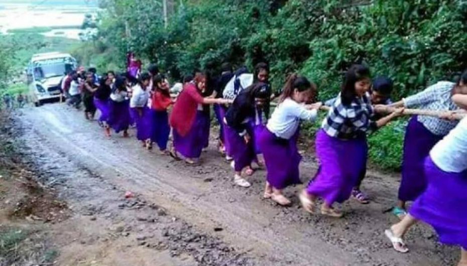 Nxënëset që tërheqin autobusin e shkollës në baltë frymëzojnë të tjerët në botë