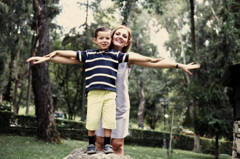 Djali i ish-ministrit shqiptar merr medaljen e ekselencës nga Donald Trump