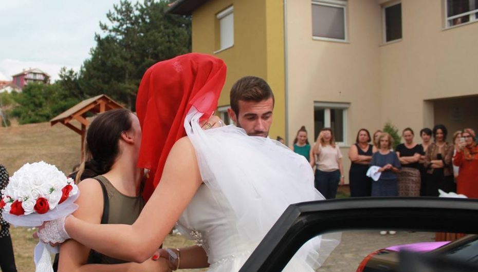 E thjeshtë, larg luksit, plot ngjyra/ Dasma më e bukur e vitit u bë në Fshatin SOS