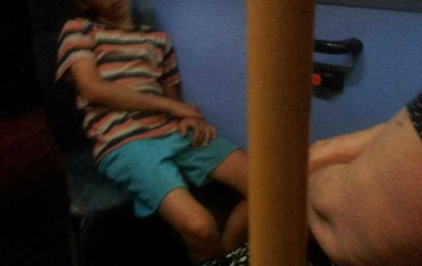 Në mes të natës, të gjithë po “vdisnin” nga kureshtja, kush ishte stacioni i fundit i djalit të vogël