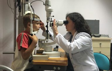 Mjekja që kuron falas fëmijët e varfër