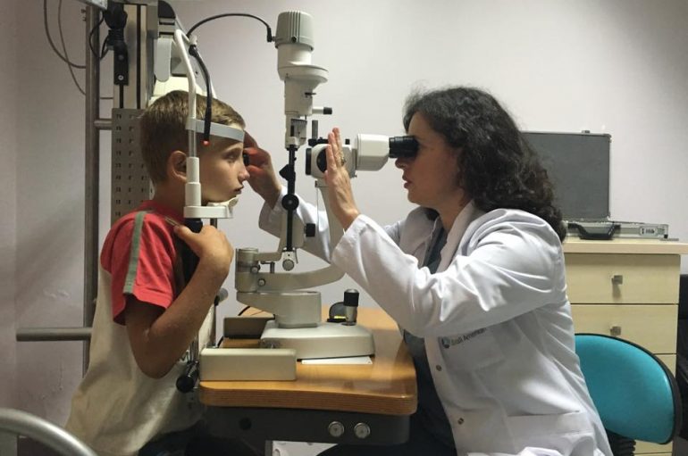 Mjekja që kuron falas fëmijët e varfër