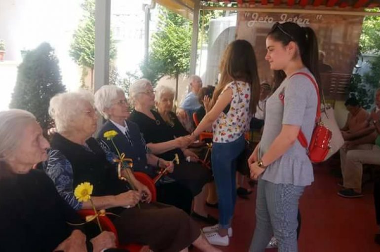 Një e re në azilin e pleqve