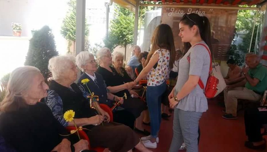 Një e re në azilin e pleqve