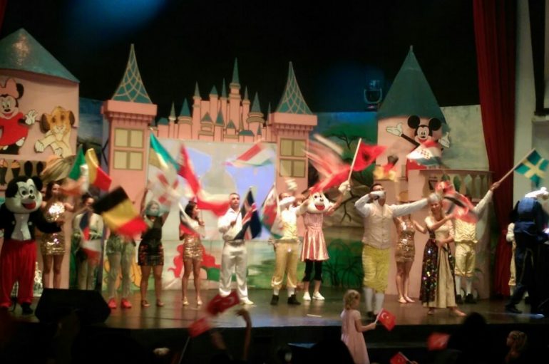 Festa e çlirimit, flamuri shqiptar valëvitet në mes të skenës në Turqi (FOTO-LAJM)