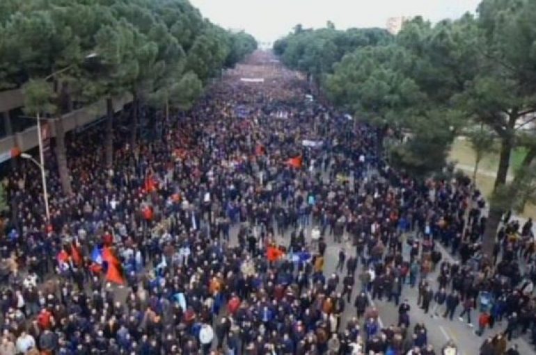 Sot bllokohet sheshi “Skënderbej”, organizatat joqeveritare ngrihen në “këmbë”: Stop dhunës