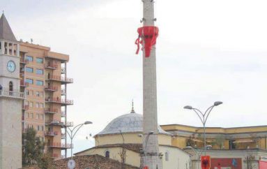 Nostalgji! Tirana kuq e zi, majë minares lëkundet flamuri