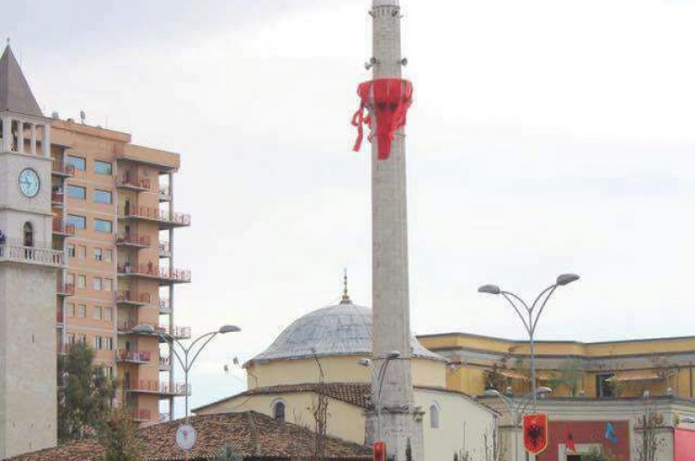 Nostalgji! Tirana kuq e zi, majë minares lëkundet flamuri