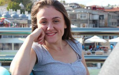 Aventurë e pazakontë, 22 vjeçarja shqiptare në Turqi në “valën” e grushtit të shtetit: Lahesha me ujë të ftohtë