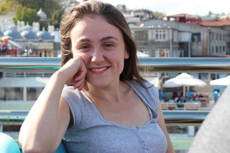 Aventurë e pazakontë, 22 vjeçarja shqiptare në Turqi në “valën” e grushtit të shtetit: Lahesha me ujë të ftohtë