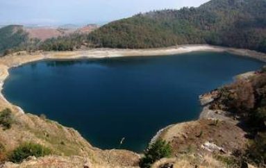 Liqeni i mrekullive apo i vdekjes? Uji i kristaltë s’kursen asnjë fshatar në Gramsh, rrëfimi horror i gruas