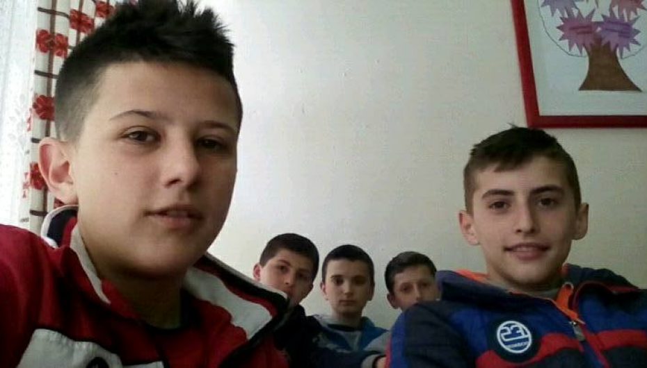 Djali autik filloi klasën e 8, s’do ta besoni çfarë bëjnë shokët e Ertit çdo ditë