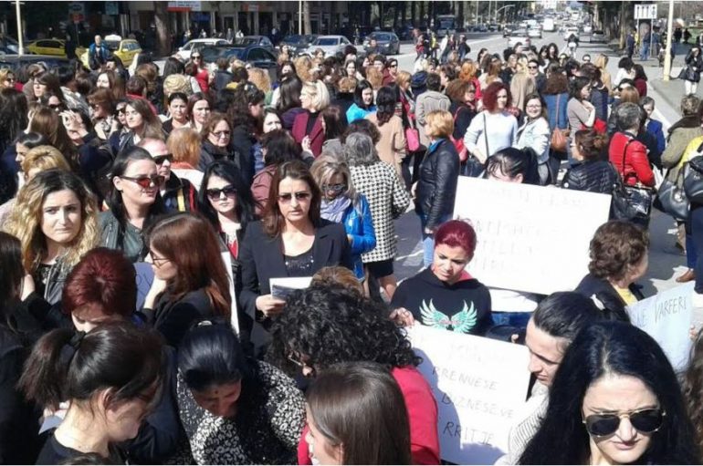 Nis lëvizja/ Gratë ngrenë zërin, marshim nga Ministria e Drejtësisë drejt Parlamentit