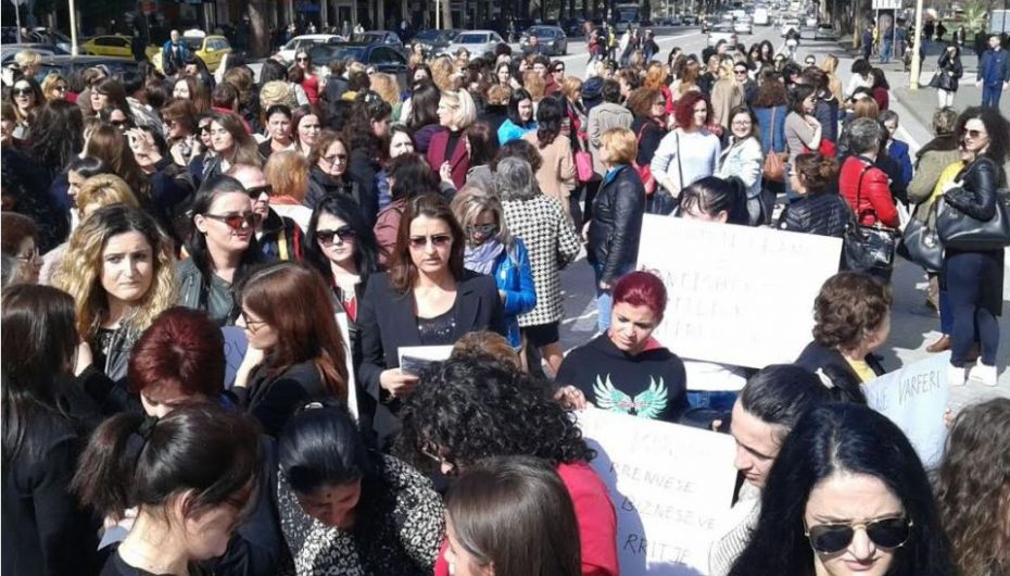 Nis lëvizja/ Gratë ngrenë zërin, marshim nga Ministria e Drejtësisë drejt Parlamentit