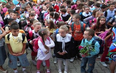 Nis viti i ri shkollor, qindra fëmijë në bangat e shkollës