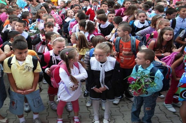 Nis viti i ri shkollor, qindra fëmijë në bangat e shkollës