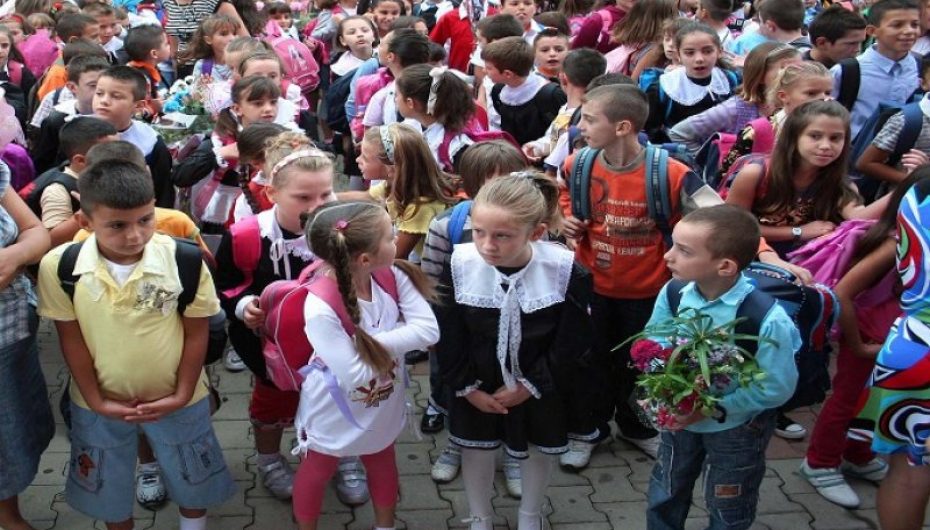 Nis viti i ri shkollor, qindra fëmijë në bangat e shkollës