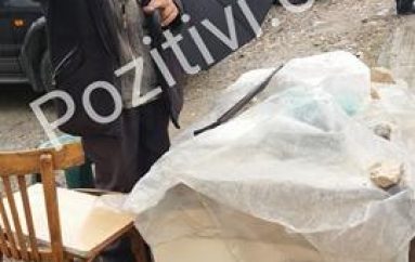 Në rrugë, në mes të shiut, gjyshi nga Berati rrëfen lidhjen me Veliajn: Kam pirë raki sa jam dehur me të