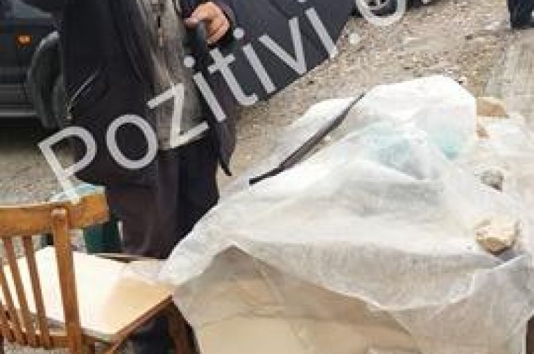 Në rrugë, në mes të shiut, gjyshi nga Berati rrëfen lidhjen me Veliajn: Kam pirë raki sa jam dehur me të