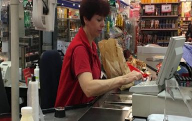 E moshuara zbraz shportën me ushqime, gjesti i çiftit shqiptar i përloti të gjithë