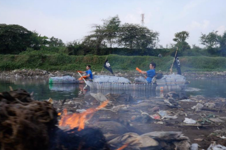 2 vëllezër bindën qeverinë të pastojnë lumin më të ndotur në botë (VIDEO)