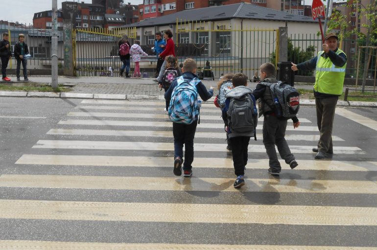 Çfarë ndodh kur policët e mirë i ndihmojnë fëmijët që thyejnë ligjin