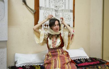 Të huajt “rrëmbejnë” kostumet tradicionale shqiptare