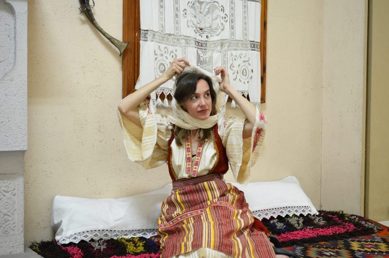 Të huajt “rrëmbejnë” kostumet tradicionale shqiptare