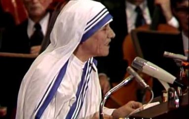 Fjalimi emocionues i Nënë Terezës kur mori Çmimin Nobel për Paqe