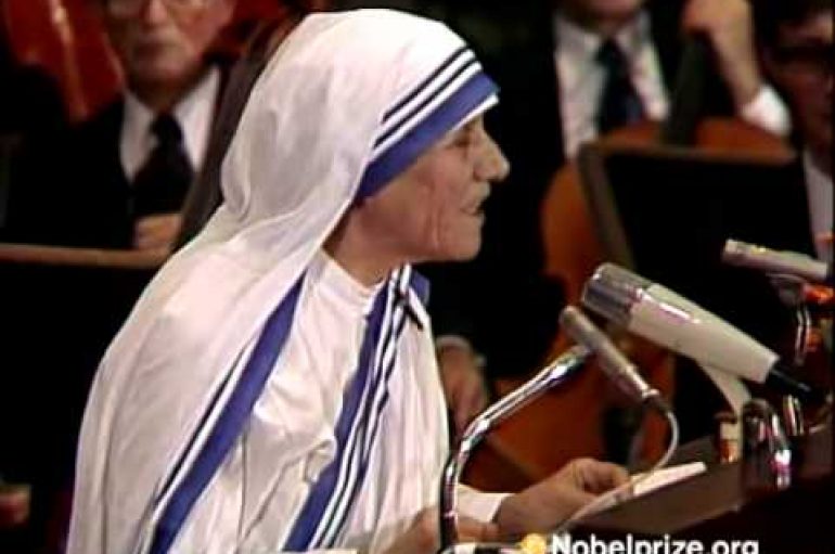 Fjalimi emocionues i Nënë Terezës kur mori Çmimin Nobel për Paqe