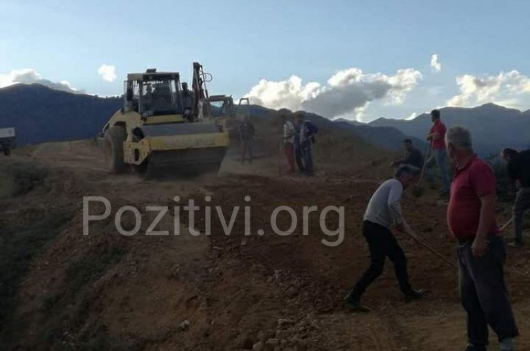 E rrallë/ Banorët ndërtojnë vetë rrugën e fshatit pas kaq vitesh: Hoqën bukën e gojës