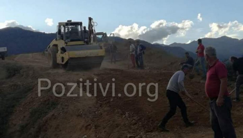 E rrallë/ Banorët ndërtojnë vetë rrugën e fshatit pas kaq vitesh: Hoqën bukën e gojës