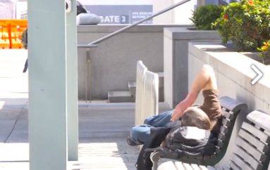 Një i pastrehë shet jastëkun, jorganin… për t’i blerë ilaçet një vajze (VIDEO)